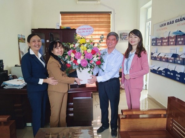 Đồng chí Nguyễn Đức Tuấn - Bí thư chi bộ, hiệu trưởng tặng hoa chúc mừng ngày Phụ nữ Việt Nam 